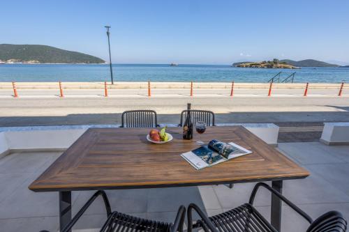 Aurora seaside grand suite — 4-Star Luxury Hotel in Nea Peramos, Greece