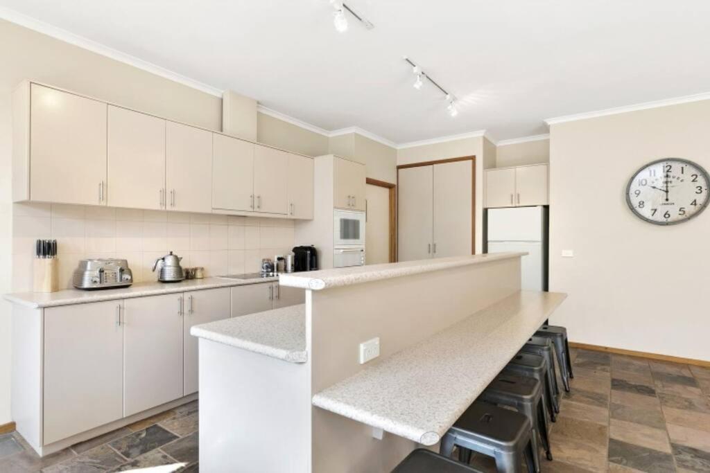 Coastal Days Pet Friendly Retreat Near Parks Shops And Beaches — 4-Star Luxury Hotel in Torquay, Australia