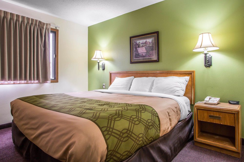Econo Lodge Inn and Suites Dubuque - photo 3