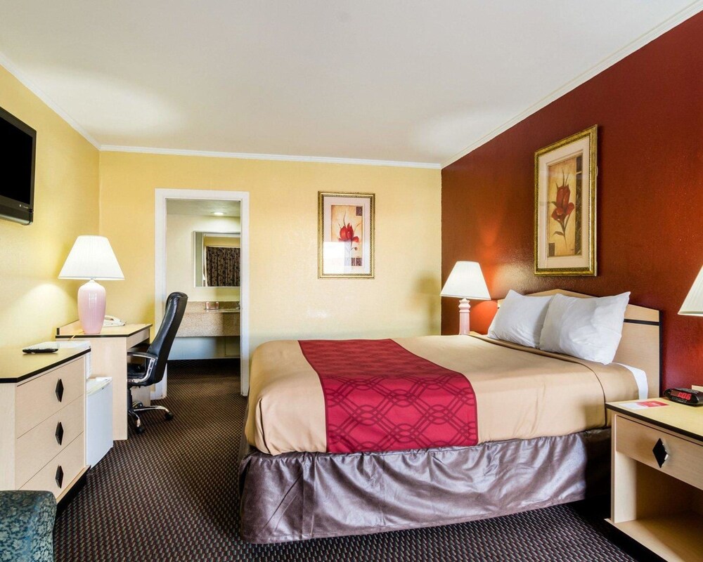 Econo Lodge Topeka Blvd. - photo 19