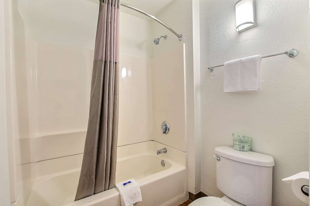 Motel 6 Oakland Airport - photo 20