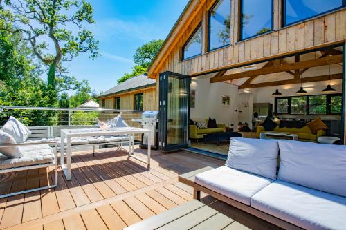 Tresillian Lodge Waterfront Forest Hot tub Sauna — 4-Star Luxury Hotel in Truro, United Kingdom