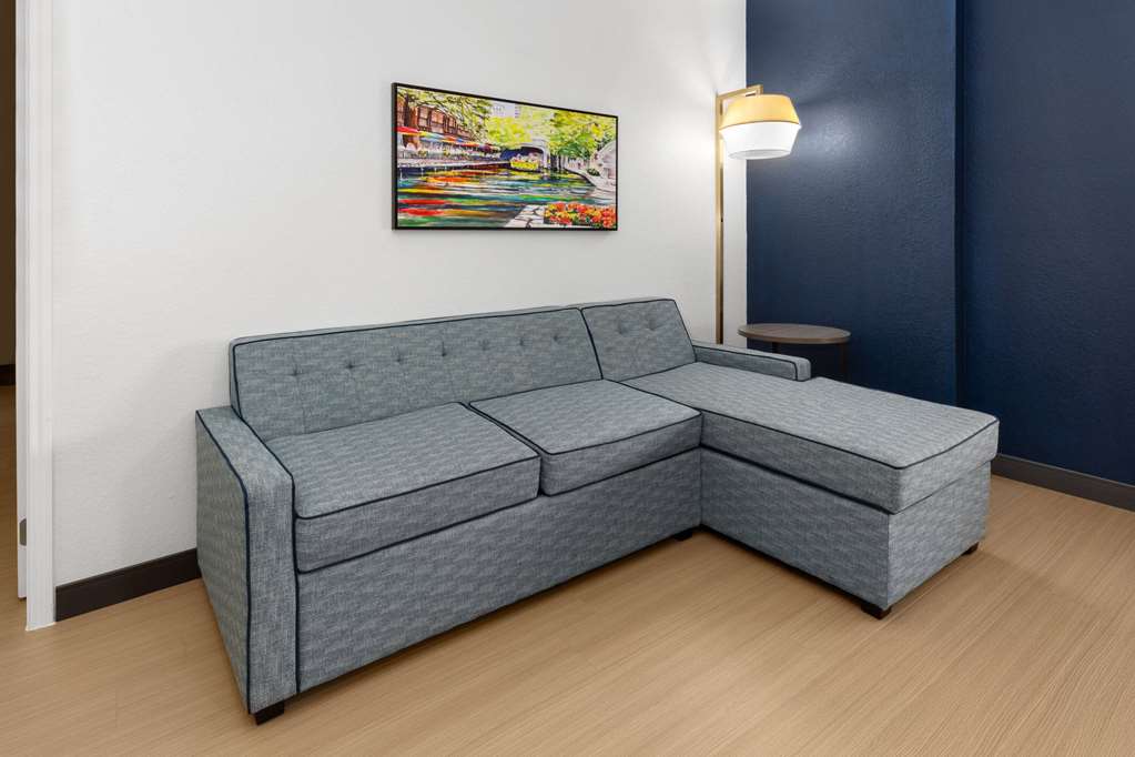 La Quinta Inn & Suites by Wyndham San Antonio Northwest - photo 45