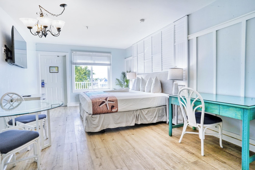 Lighthouse Resort Inn & Suites - photo 41