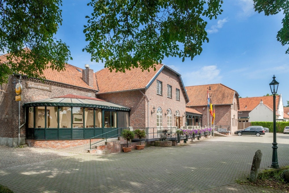 Hotel Restaurant De Roosterhoeve — 4-Star Luxury Hotel in Roosteren, Netherlands