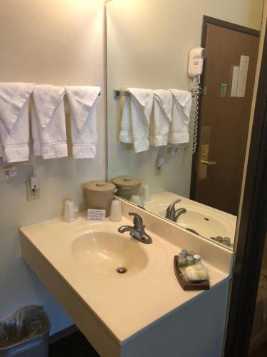 Kings Inn Cody - photo 21