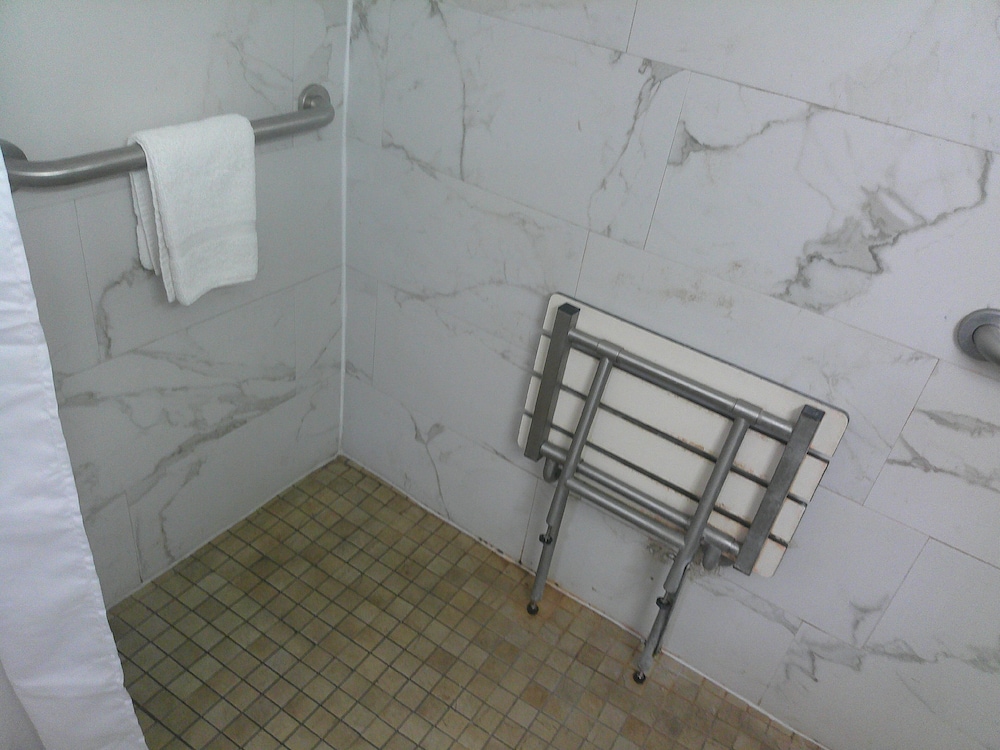 Red Roof Inn Hampton Coliseum - photo 14