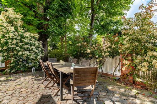 Entire Villa 430 sqm 17 bedrooms 19 beds Villa des Ammonites — 4-Star Luxury Hotel in Meudon, France
