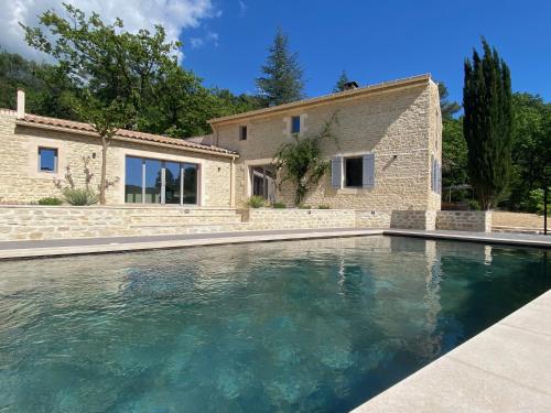 Magnifique Mas Avec Piscine Luberon — Murs Erigne