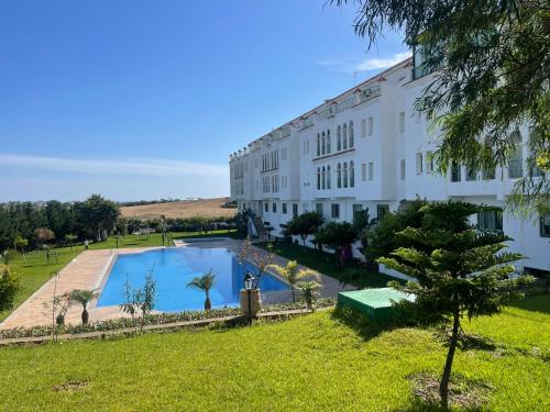 Appartement de vacances piscines et plage — 4-Star Luxury Hotel in Tangier, Morocco