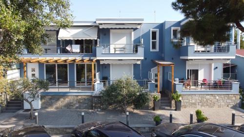 Isalos Suites in Nea Peramos, Greece