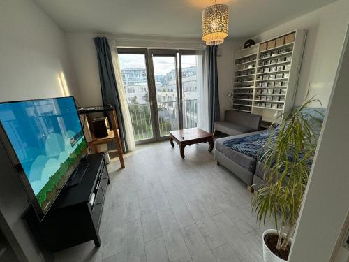Luxus in Berlin Mitte mit Laptop großem TV neuem Bett und privatem Badezimmer