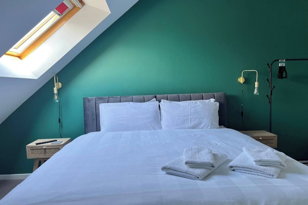 Central 4 Bed House Parking Patio Garden Wifi — 4-Star Luxury Hotel in Lincoln, United Kingdom
