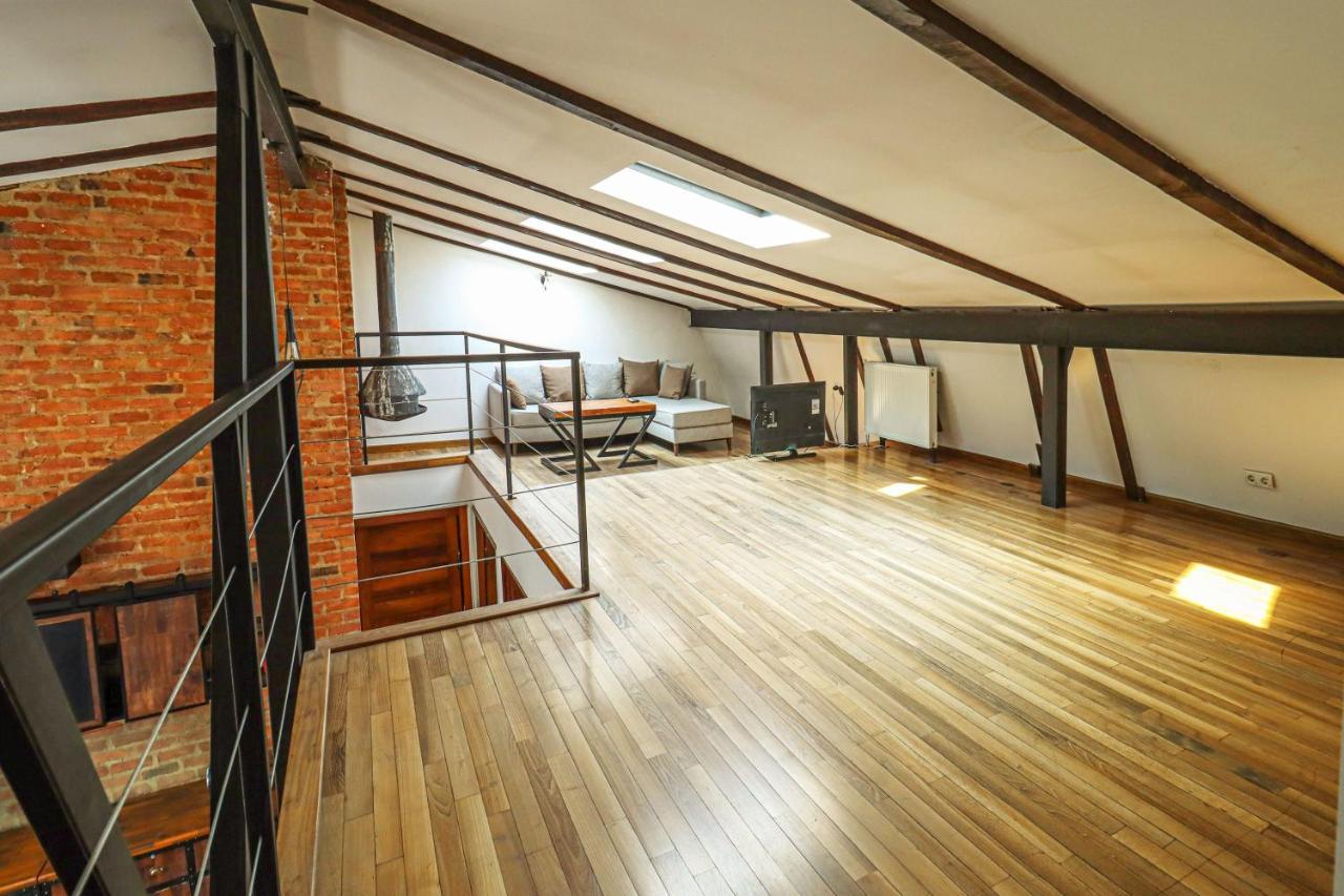 Vintage Mezzanine Apt in City Center By Wehost