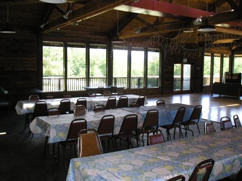Mount Vernon Camping Resort Studio Cabin 5 - photo 17