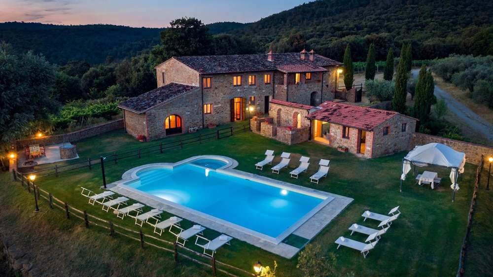 Villa Stroncoli 16 Emma Villas — 4-Star Luxury Hotel in Rapolano Terme, Italy
