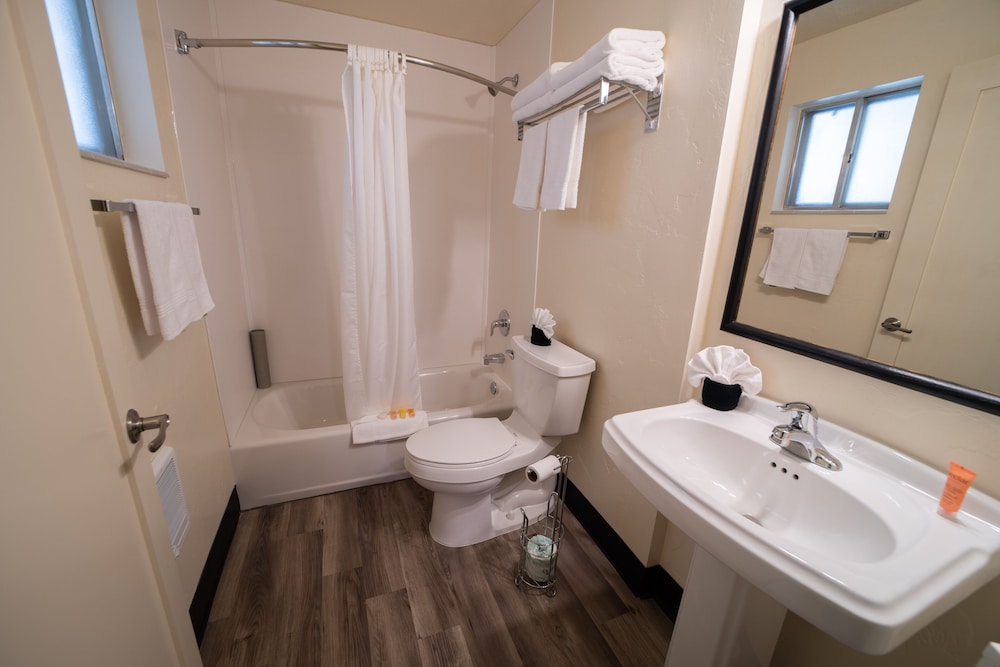 Clover Creek Inn - photo 18