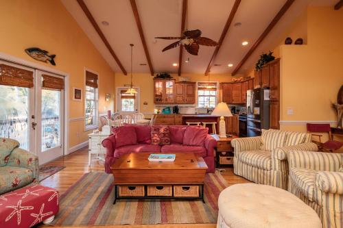 Woodlands Wonder by Oak Island Accommodations - photo 9