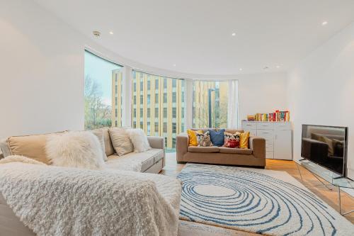 Family 1 Bdr Apt Panoramic Views Minute to Tube — 4-Star Luxury Hotel in London, United Kingdom