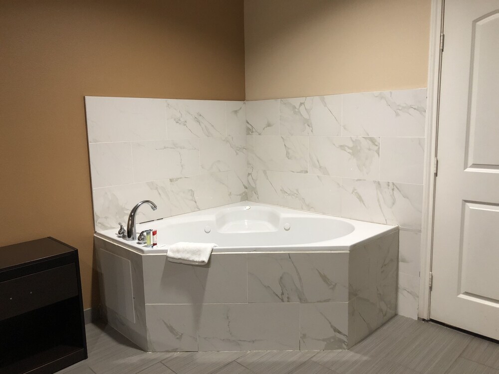 Downtowner Inns & Suites - photo 23