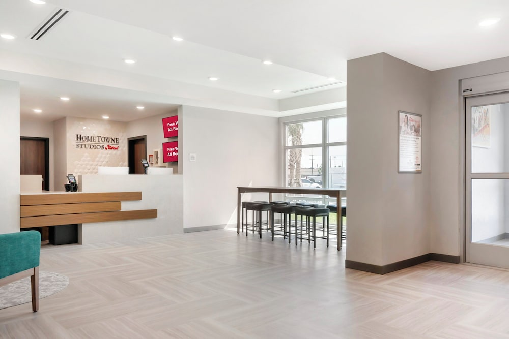 HomeTowne Studios by Red Roof Tampa Airport - photo 2