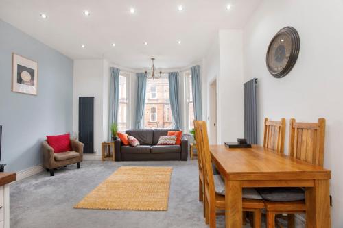 Apartment 1 The Keyes Stylish & Spacious Apartment With Free Parking — 4-Star Luxury Hotel in York, United Kingdom