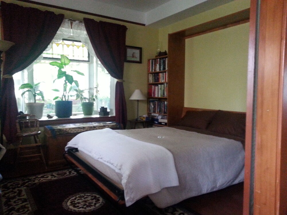 Phoenix House B&B — Stettler — photo 5