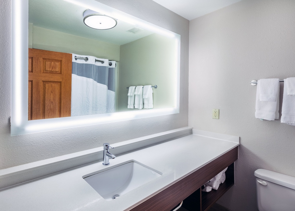 Holiday Inn Express Hotel & Suites Jenks by IHG - photo 17