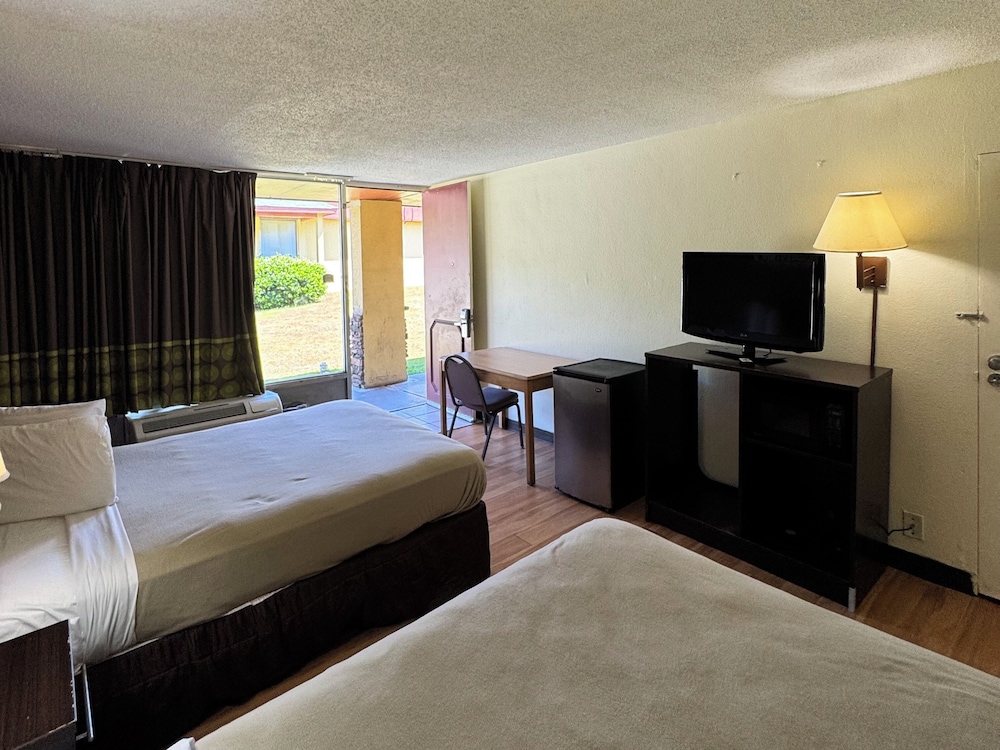 Budgetel Inn Phenix City - photo 18
