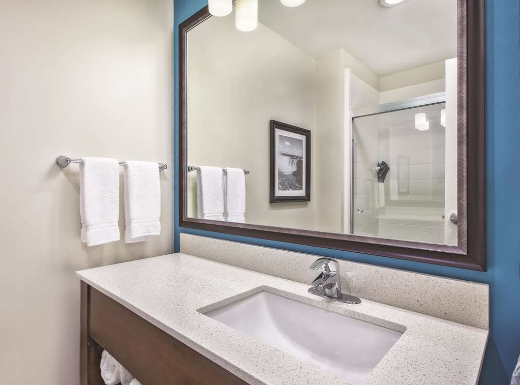 La Quinta Inn & Suites by Wyndham Niagara Falls - photo 7
