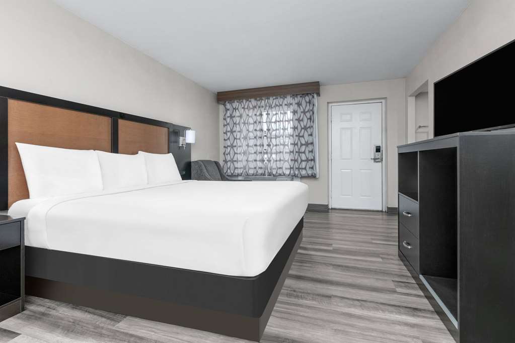 Baymont by Wyndham Austin University Area - photo 23