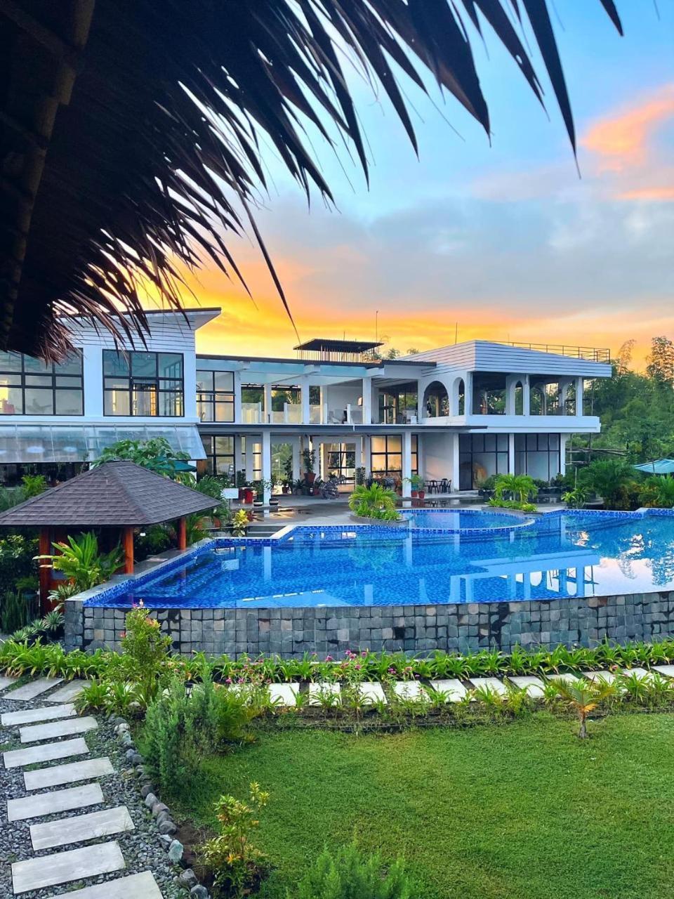 Vistapaloma Beach Resort — 4-Star Luxury Hotel in Odiong, Philippines
