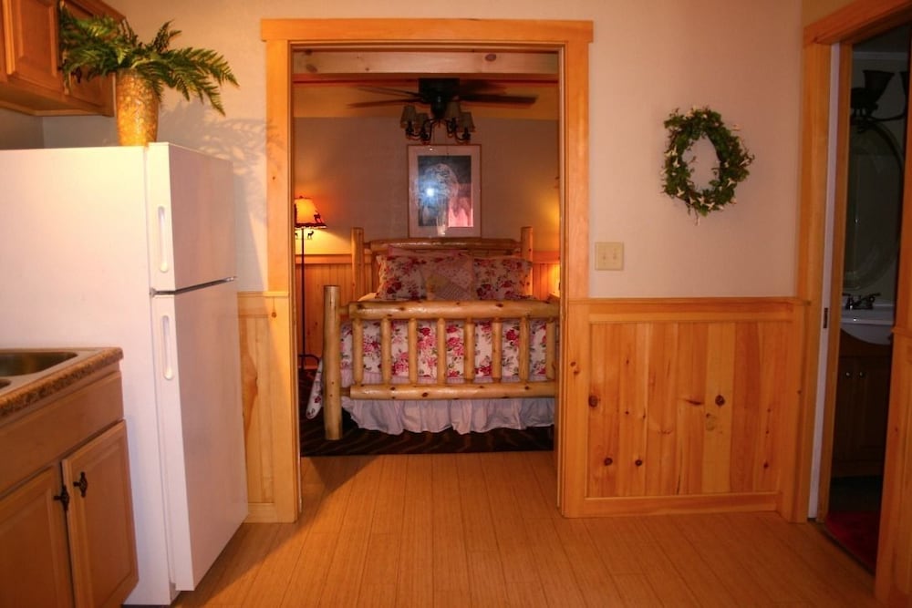 Hinckley's Dreamwood Cottages - photo 6