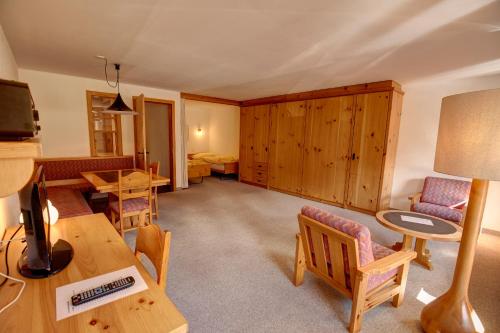 Chesa Munteratsch 1 1 2 Zimmewohnung 104 Typ D — 4-Star Luxury Hotel in Silvaplana, Switzerland