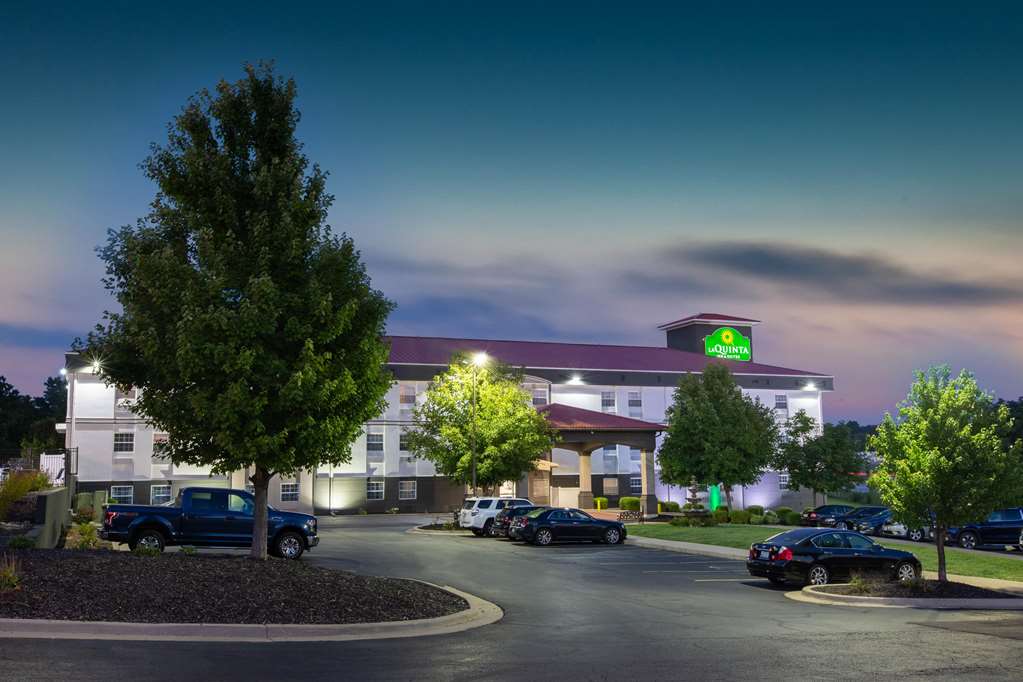 La Quinta Inn & Suites by Wyndham Blue Springs - photo 4