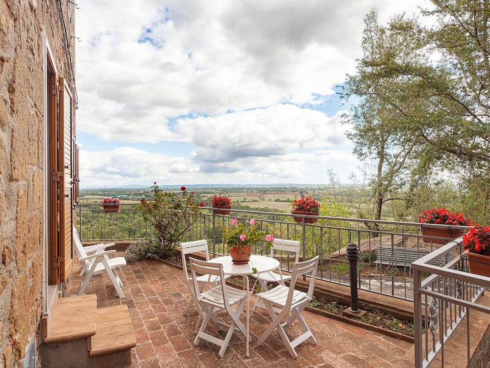 Charmante Home With Garden — 4-Star Luxury Hotel in Sorano, Italy