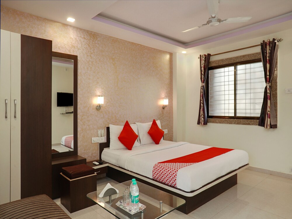 Oyo 13902 Orient Bay Inn — hotel in Wai