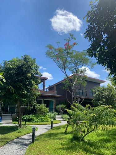 Baansuanklaiklungbangkrachao บ้านสวนใกล้กรุงบางกะเจ้า — hotel in Phra Pradaeng
