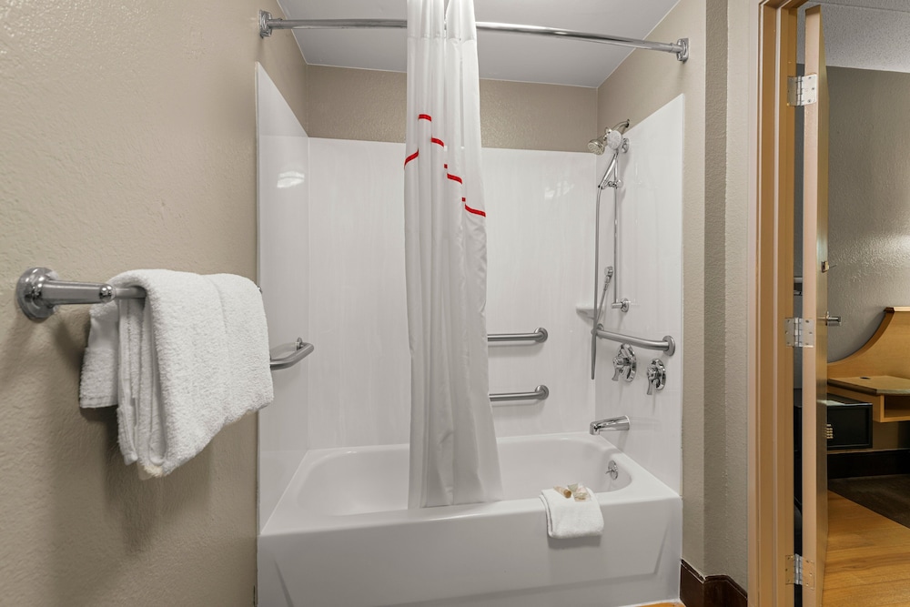 Red Roof Inn Salem - photo 24