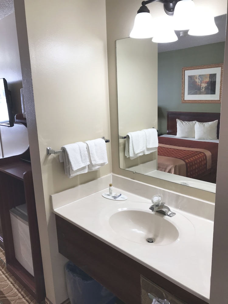 Heartland Hotel and Suites - photo 27