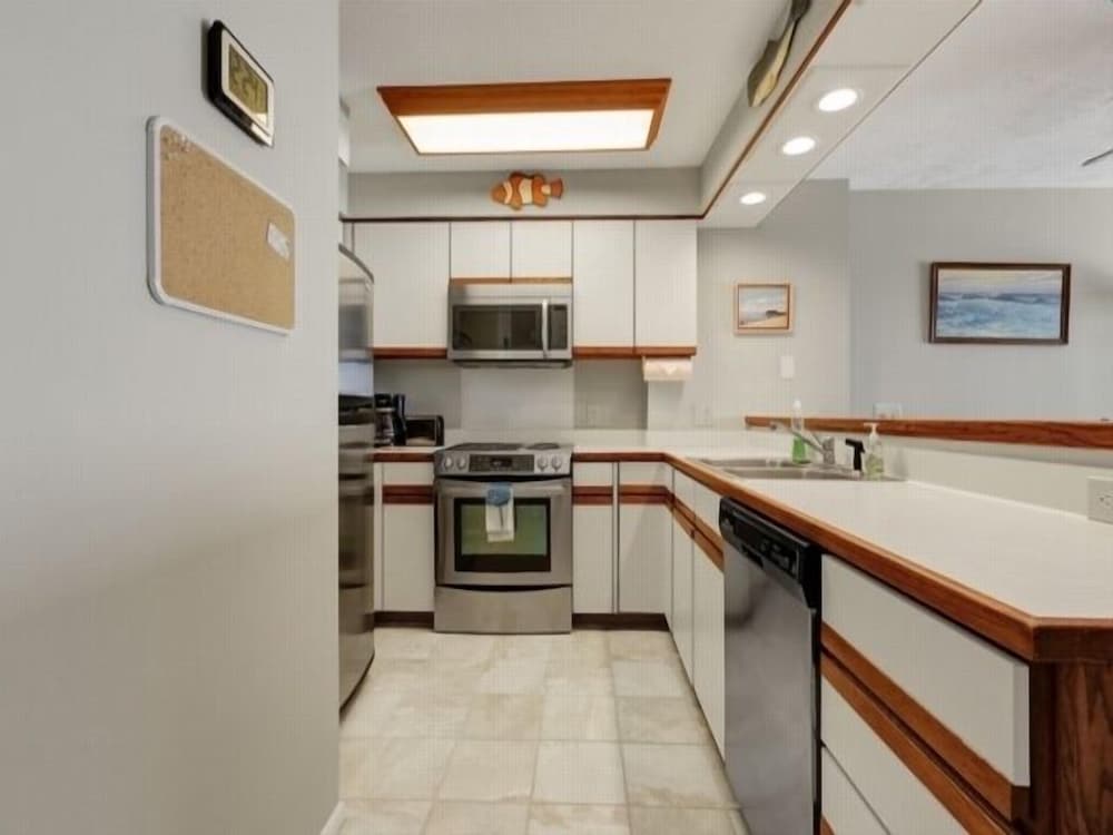 Beach Blanket Spacious Condo With Private Beach Access And Resort Amenities 3 Bedroom Condo by RedAwning - photo 9