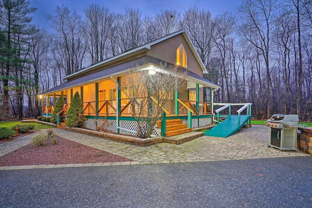 Spacious Oneida Retreat W Game Room — Oneida