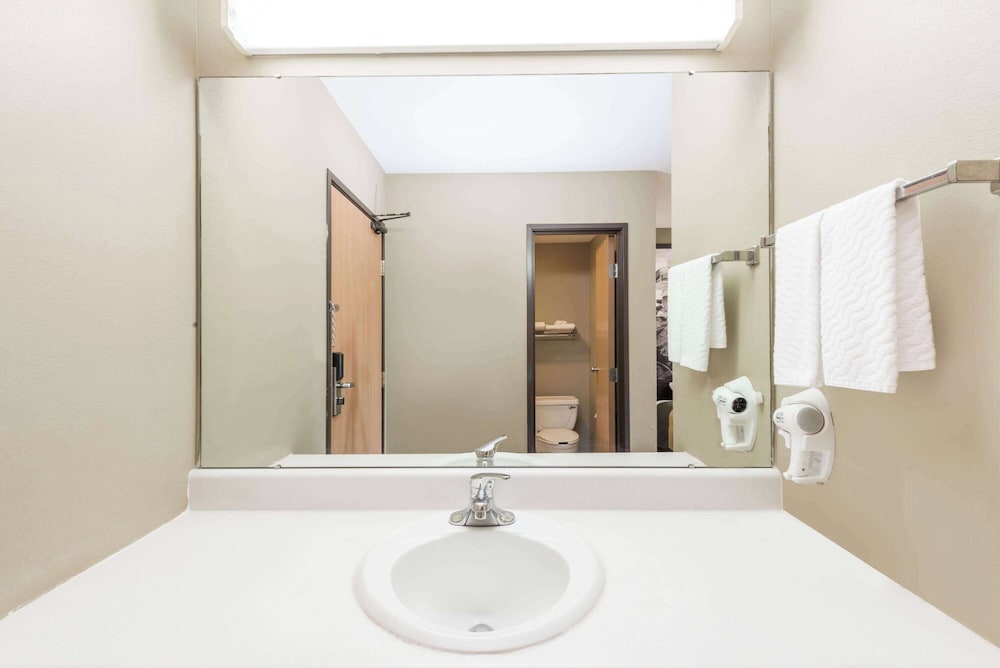 Super 8 by Wyndham Chanute - photo 11