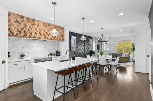 Upscale Home with Patio WALK to 12 South and Belmont — 4-Star Luxury Hotel in Nashville, United States