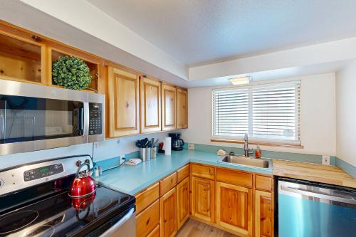Beaches Inn Buccaneer Bay Bungalow - photo 9