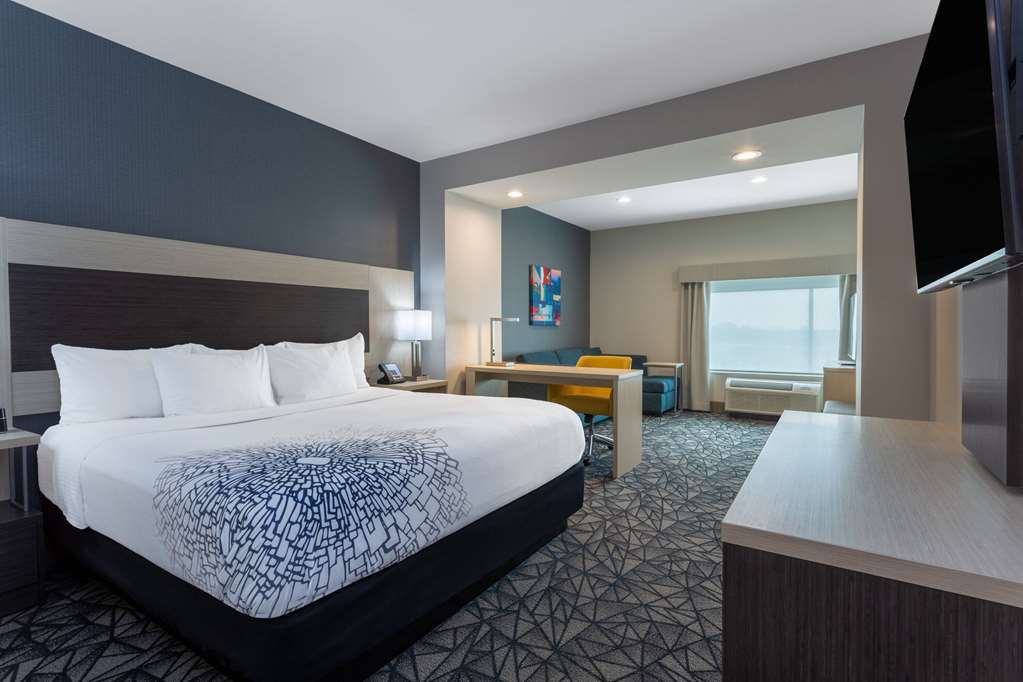 La Quinta Inn & Suites by Wyndham Shorewood - photo 20