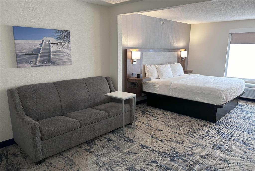 La Quinta Inn & Suites by Wyndham Milwaukee SW New Berlin - photo 12