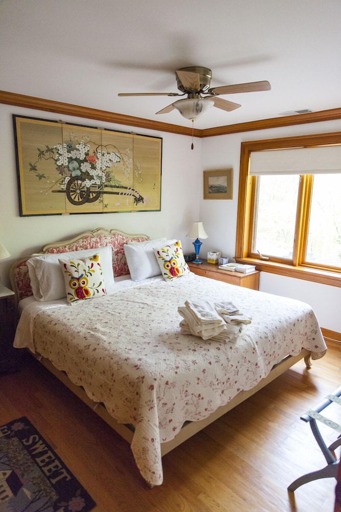 Honey Maple Grove BnB — 4-Star Luxury Hotel in Bedford, United States