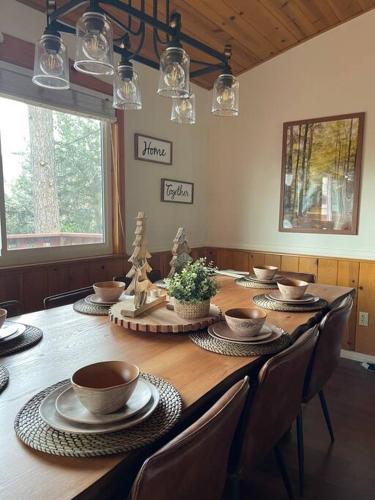 Beautiful family friendly cabin by Lake Gregory. — 4-Star Luxury Hotel in Crestline, United States