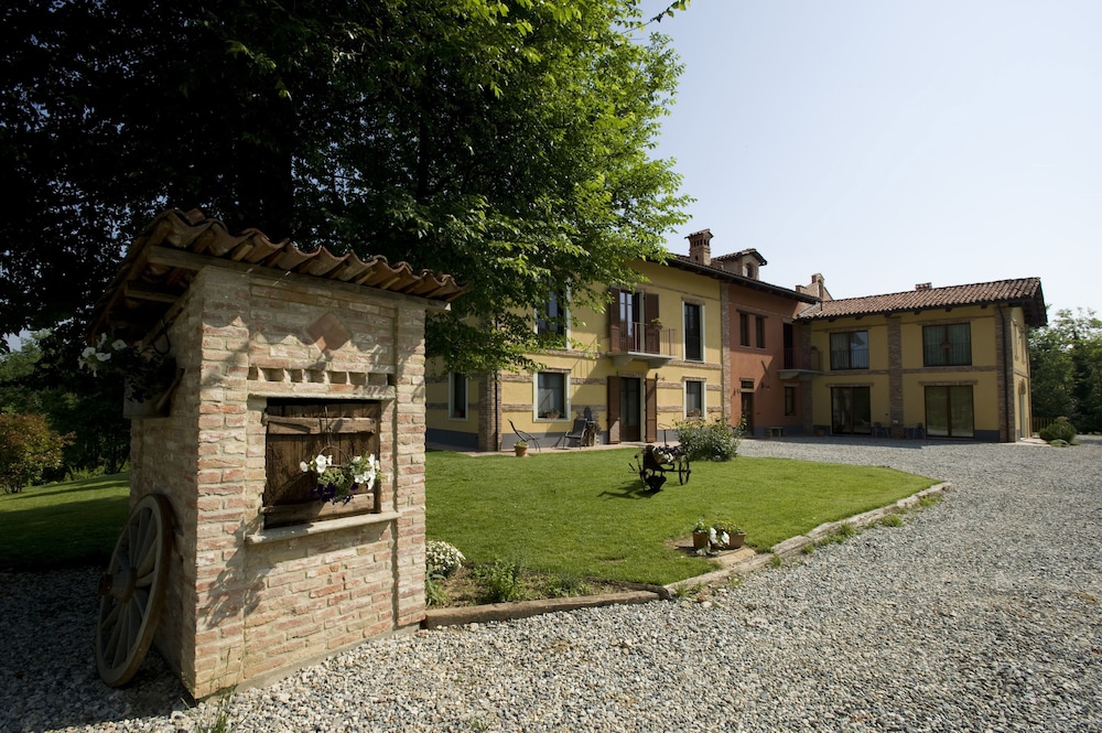 Agriturismo Cascina Monchiero — 4-Star Luxury Hotel in Bra, Italy